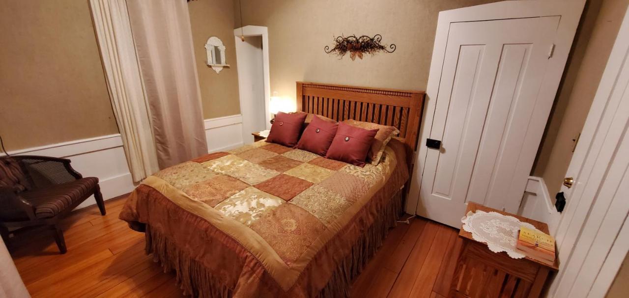 The Farmhouse Inn Guest House Nappanee Exteriör bild