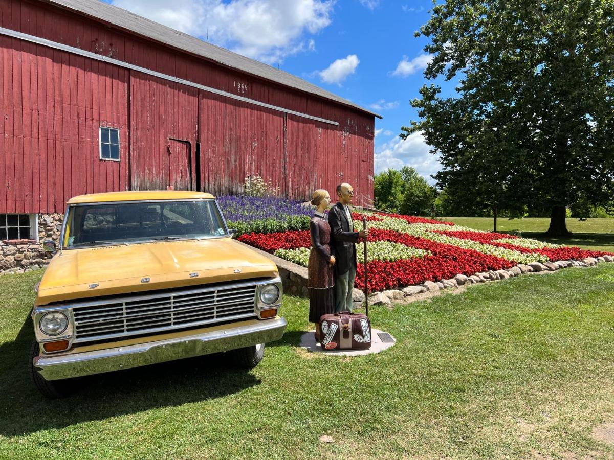 The Farmhouse Inn Guest House Nappanee Exteriör bild