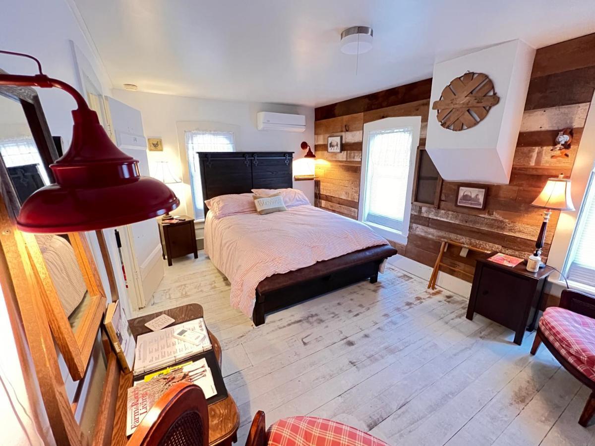 The Farmhouse Inn Guest House Nappanee Exteriör bild